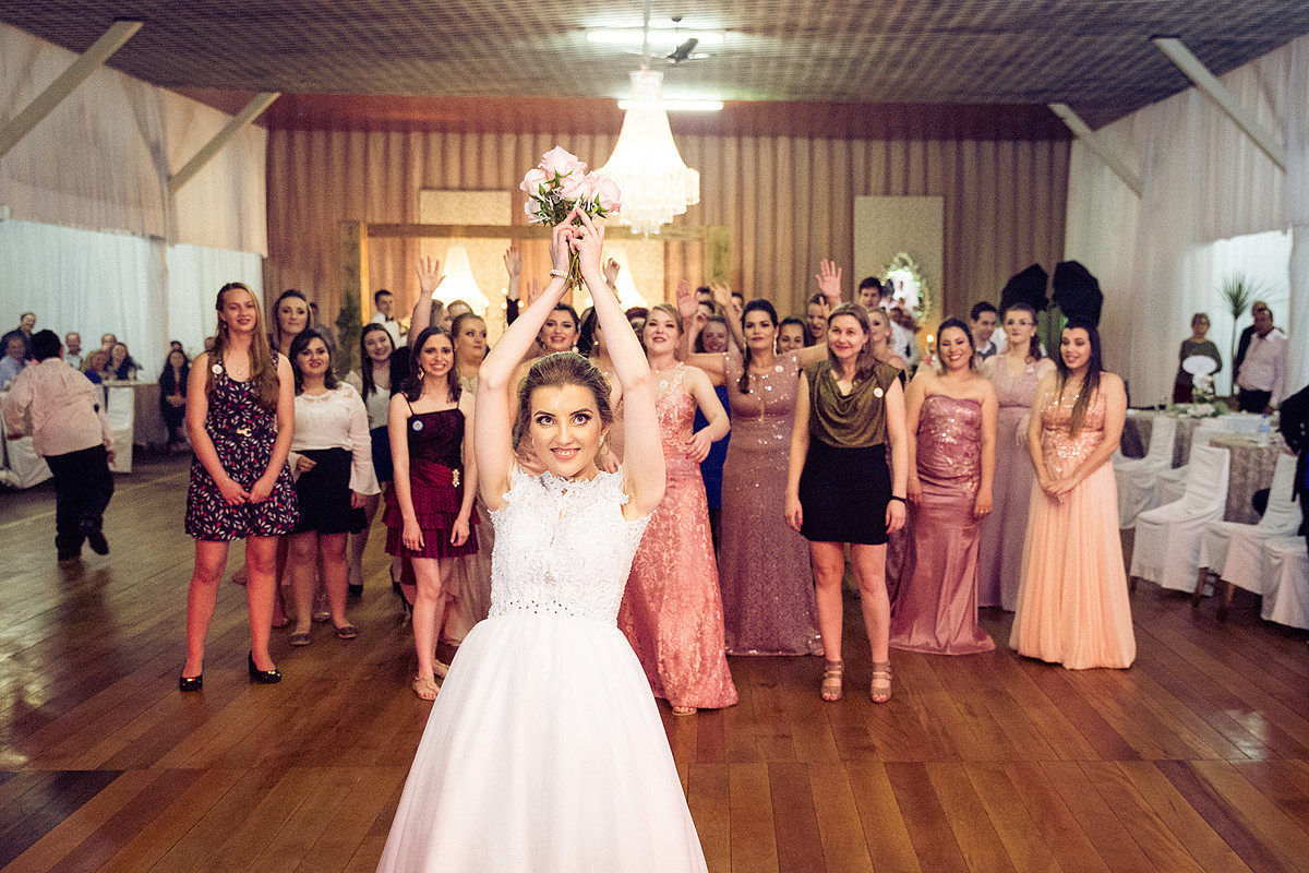 A noiva vai jogar o buque. Eduardo Pasqualini Fotografias - Fotógrafo profissional de ensaio e casamento em Rio do Sul, Santa Catarina, Brasil.