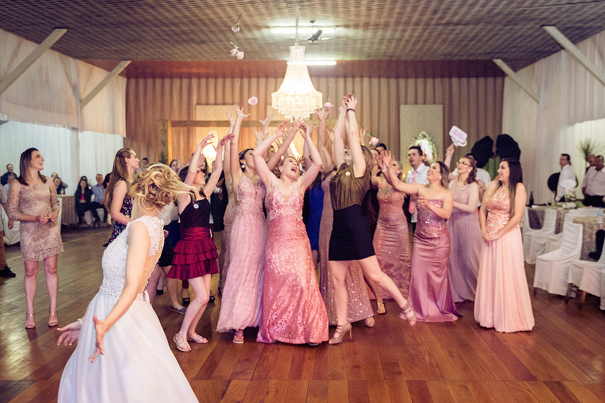 Buque da noiva é jogado, quem vai ser a próxima. Eduardo Pasqualini Fotografias - Fotógrafo profissional de ensaio e casamento em Rio do Sul, Santa Catarina, Brasil.