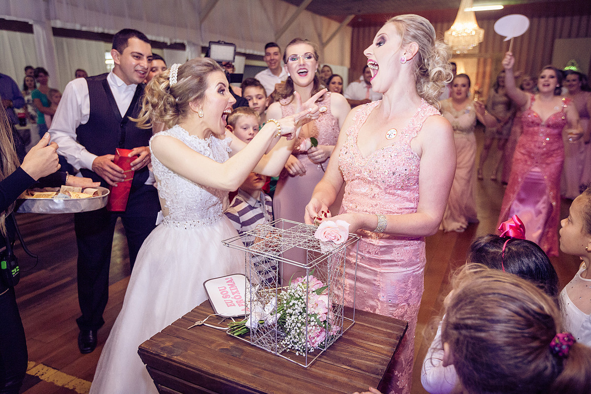 Ela ganhou o buque, mais um casamento. Eduardo Pasqualini Fotografias - Fotógrafo profissional de ensaio e casamento em Rio do Sul, Santa Catarina, Brasil.