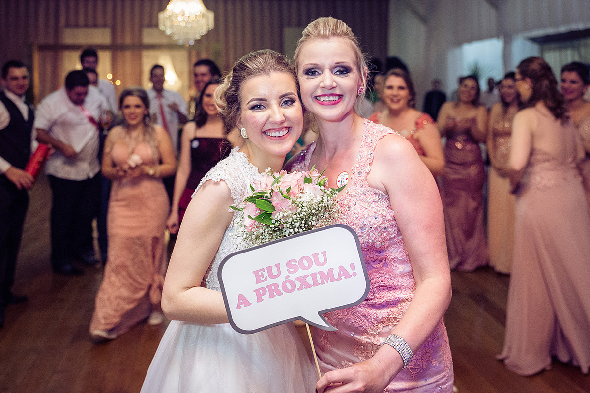 Eu sou a próxima noiva, peguei o buque. Eduardo Pasqualini Fotografias - Fotógrafo profissional de ensaio e casamento em Rio do Sul, Santa Catarina, Brasil.