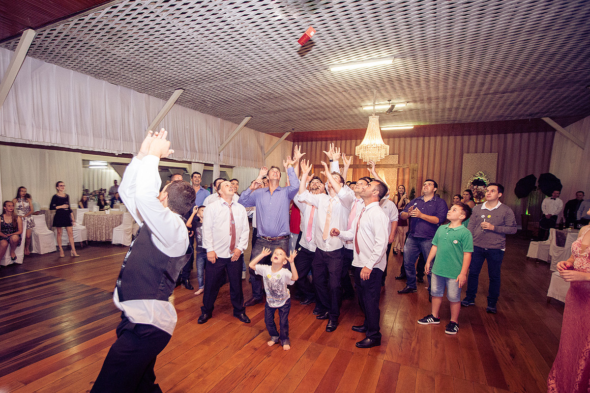 Um Whisky para os padrinhos. Eduardo Pasqualini Fotografias - Fotógrafo profissional de ensaio e casamento em Rio do Sul, Santa Catarina, Brasil.