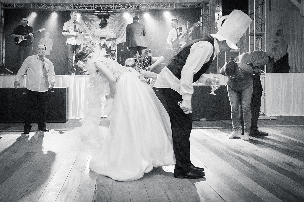 Dança típica alemã em festa de casamento. Eduardo Pasqualini Fotografias - Fotógrafo profissional de ensaio e casamento em Rio do Sul, Santa Catarina, Brasil.
