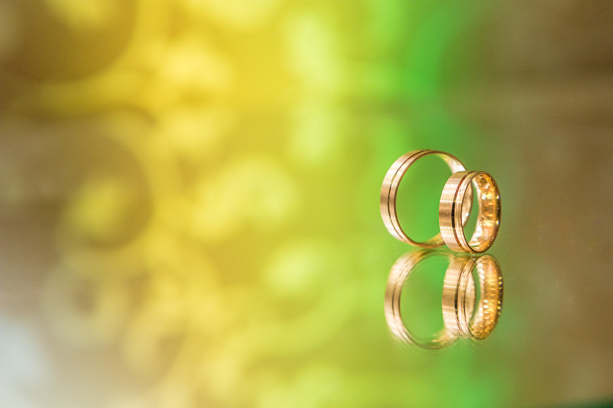Alianças de Cátia e Denis em espelho multicolorido, Eduardo Pasqualini Fotografias - Fotógrafo profissional de ensaio e casamento em Rio do Sul, Santa Catarina, Brasil.