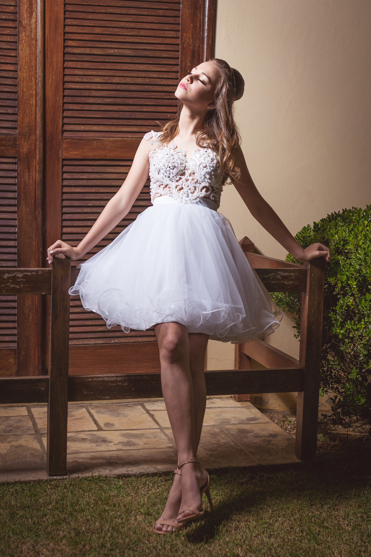 Produção concluída, pose para fotos. Aniversário de 15 anos. Fotografia de Eduardo Pasqualini Fotógrafo profissional de ensaio e casamento em Rio do Sul, Santa Catarina, Brasil.