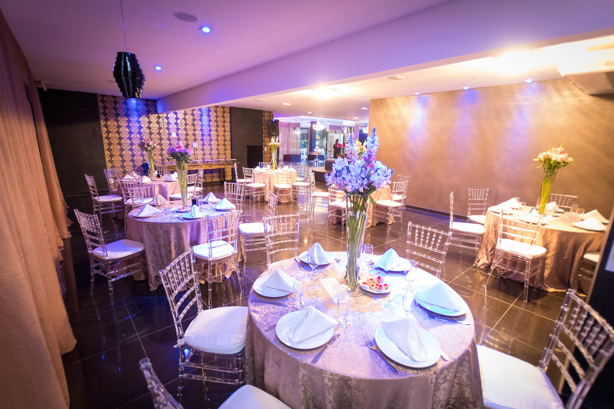 Mesas da Decoração do Aniversário de 15 anos, Amanda. Fotografia de Eduardo Pasqualini Fotógrafo profissional de ensaio e casamento em Rio do Sul, Santa Catarina, Brasil.
