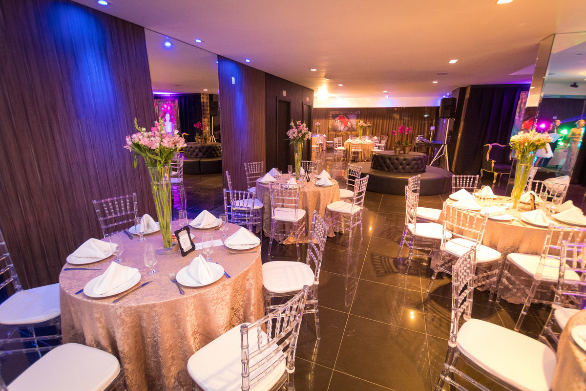 Luxo e conforto na decoração do Aniversário de 15 anos da Amanda. Fotografia de Eduardo Pasqualini Fotógrafo profissional de ensaio e casamento em Rio do Sul, Santa Catarina, Brasil.
