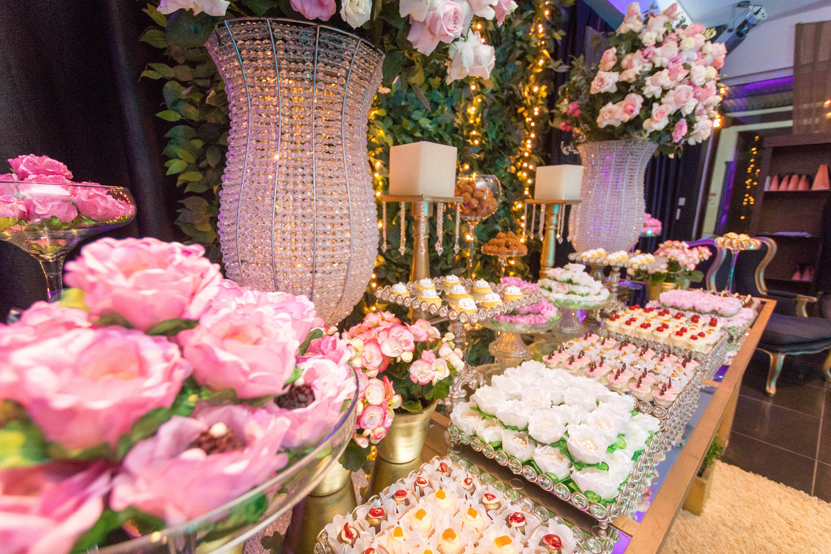Uma mesa e tanto de doces. Aniversário de 15 anos. Fotografia de Eduardo Pasqualini Fotógrafo profissional de ensaio e casamento em Rio do Sul, Santa Catarina, Brasil.