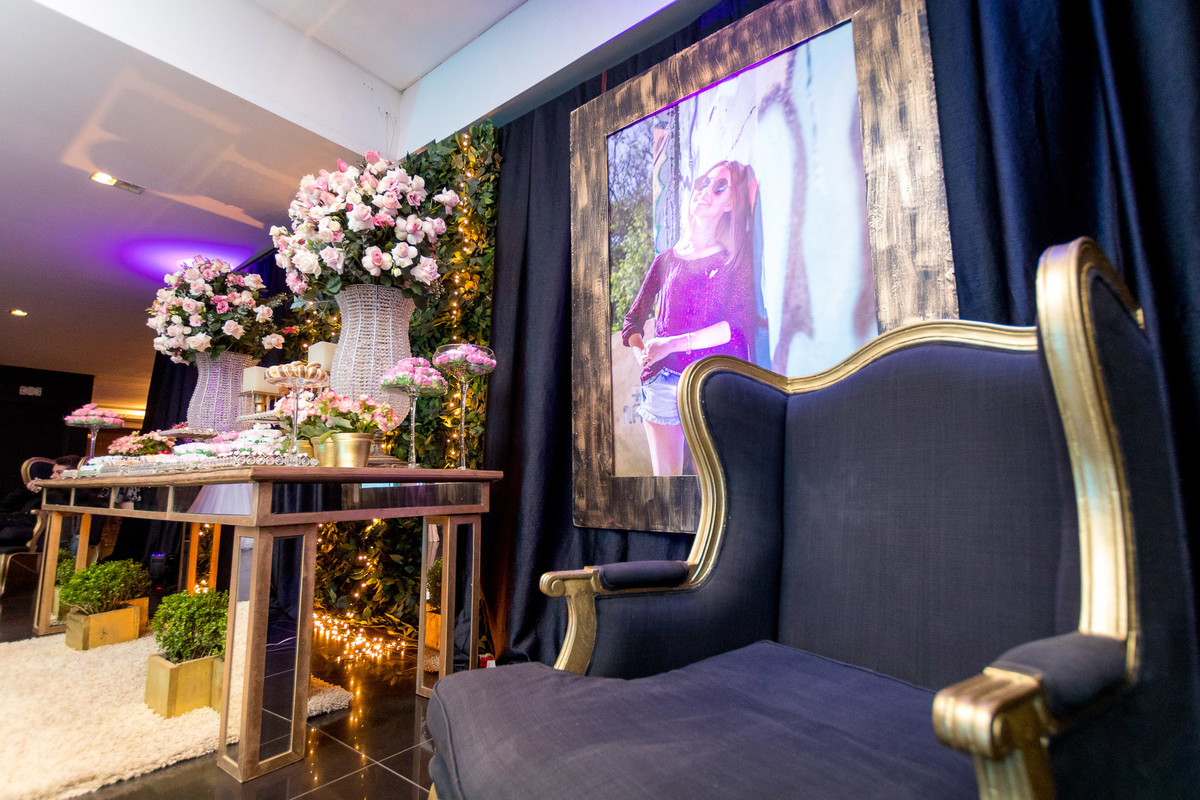 Quanta elegância e requinte na festa do Aniversário de 15 anos da Amanda. Fotografia de Eduardo Pasqualini Fotógrafo profissional de ensaio e casamento em Rio do Sul, Santa Catarina, Brasil.