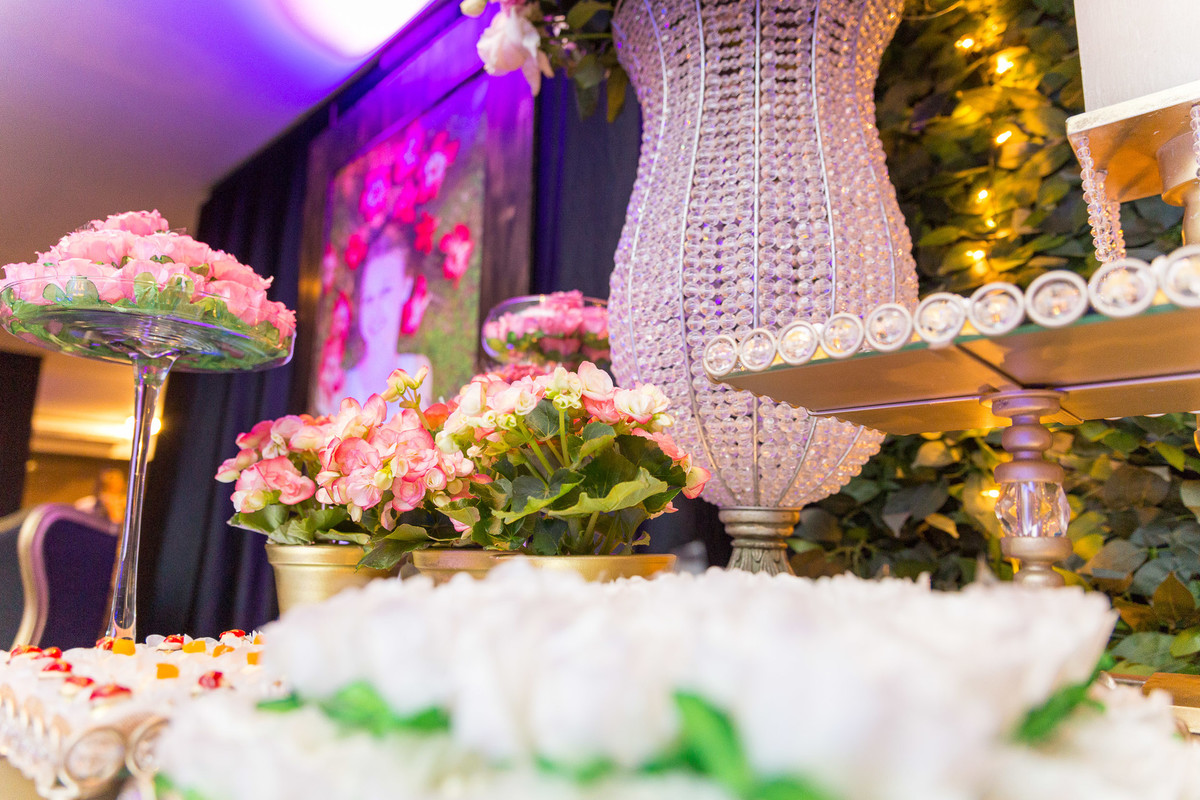 Flores e arranjos lindos para o Aniversário de 15 anos da Amanda. Fotografia de Eduardo Pasqualini Fotógrafo profissional de ensaio e casamento em Rio do Sul, Santa Catarina, Brasil.