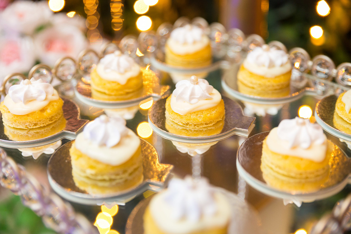 Docinhos divinos e deliciosos no Aniversário de 15 anos da Amanda. Fotografia de Eduardo Pasqualini Fotógrafo profissional de ensaio e casamento em Rio do Sul, Santa Catarina, Brasil.