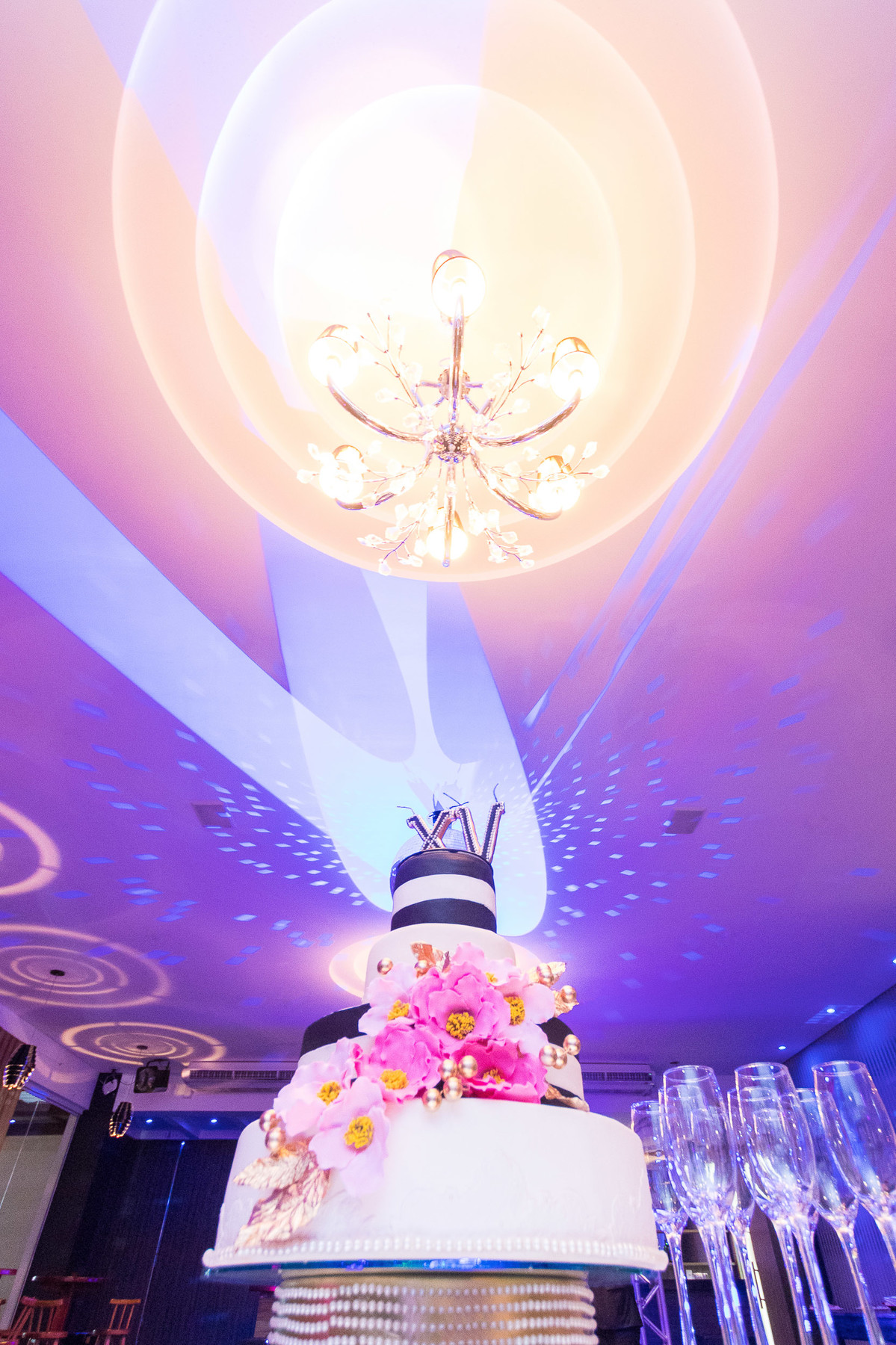 O Grande bolo no Aniversário de 15 anos da Amanda. Fotografia de Eduardo Pasqualini Fotógrafo profissional de ensaio e casamento em Rio do Sul, Santa Catarina, Brasil.