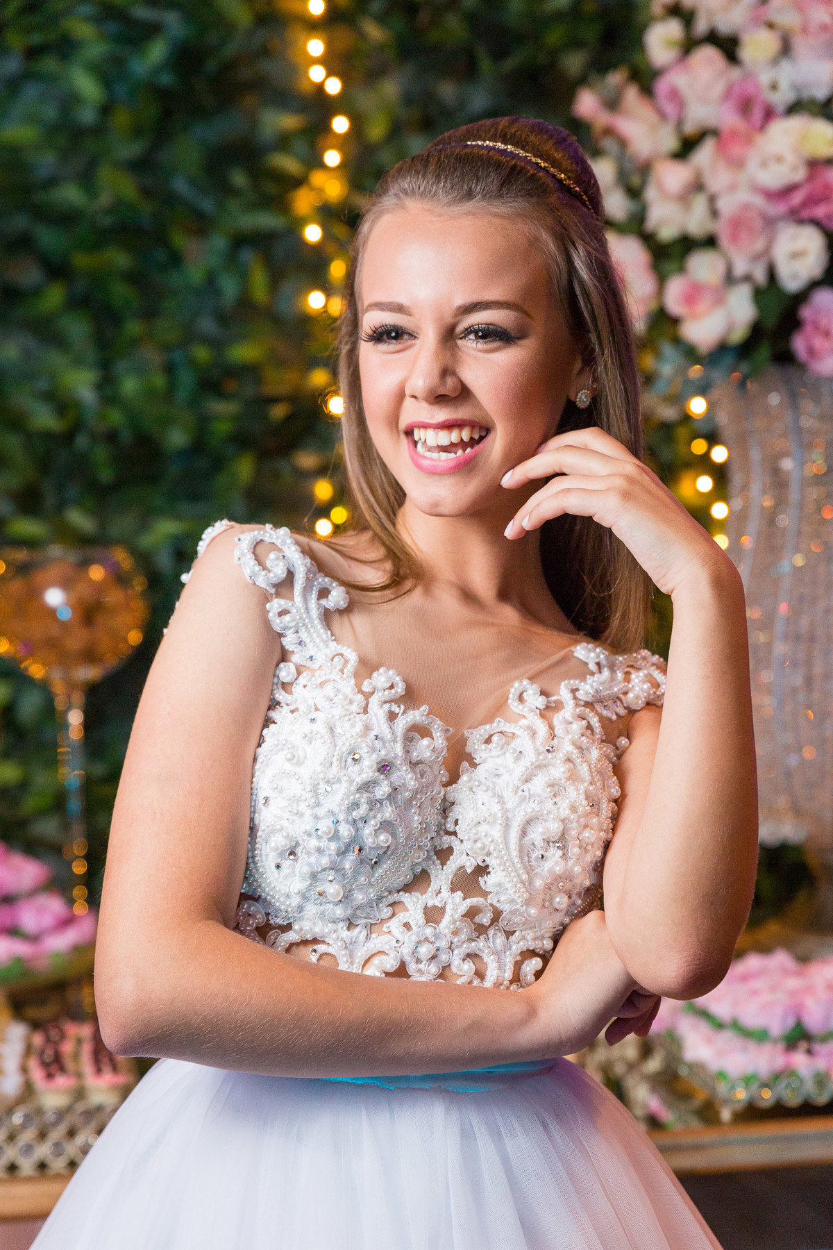Sorriso e uma grande felicidade. Aniversário de 15 anos. Fotografia de Eduardo Pasqualini Fotógrafo profissional de ensaio e casamento em Rio do Sul, Santa Catarina, Brasil.