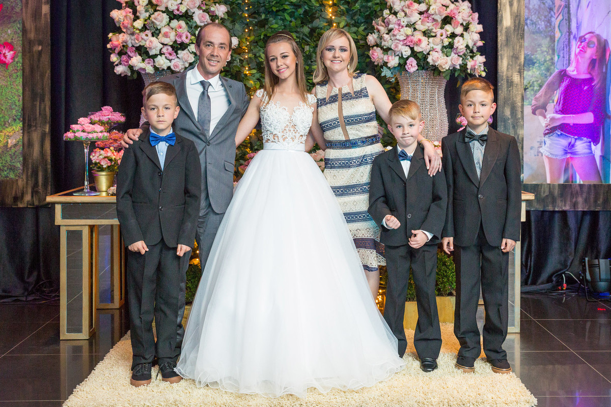 Linda família de Amanda. Aniversário de 15 anos. Fotografia de Eduardo Pasqualini Fotógrafo profissional de ensaio e casamento em Rio do Sul, Santa Catarina, Brasil.