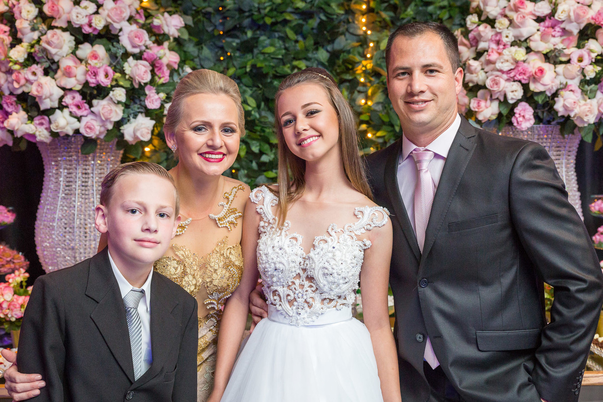 Família linda da Amanda. Aniversário de 15 anos. Fotografia de Eduardo Pasqualini Fotógrafo profissional de ensaio e casamento em Rio do Sul, Santa Catarina, Brasil.