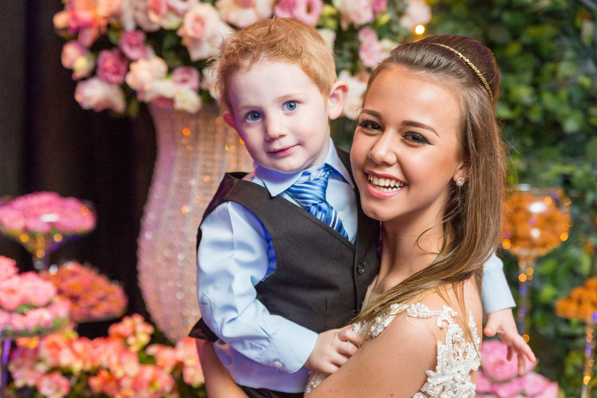 Ruivo de olhos azuis e Amanda. Aniversário de 15 anos. Fotografia de Eduardo Pasqualini Fotógrafo profissional de ensaio e casamento em Rio do Sul, Santa Catarina, Brasil.