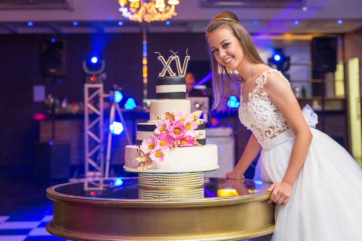 Amanda e o bolo de aniversário. Aniversário de 15 anos. Fotografia de Eduardo Pasqualini Fotógrafo profissional de ensaio e casamento em Rio do Sul, Santa Catarina, Brasil.