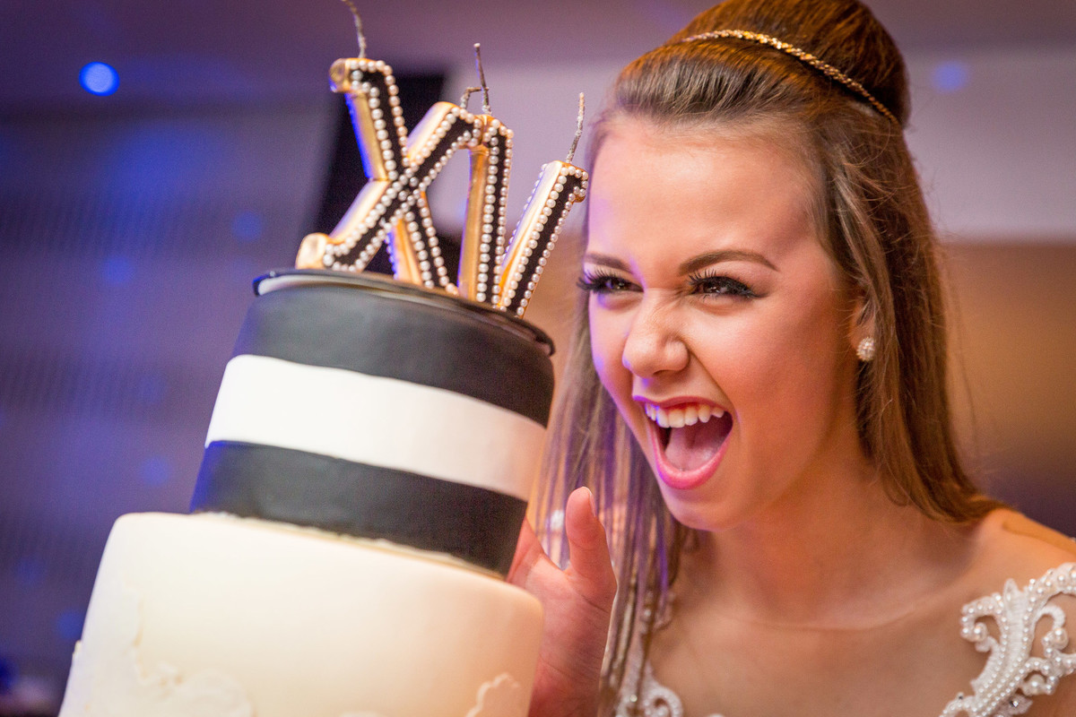 Uma mordida no bolo. Aniversário de 15 anos. Fotografia de Eduardo Pasqualini Fotógrafo profissional de ensaio e casamento em Rio do Sul, Santa Catarina, Brasil.