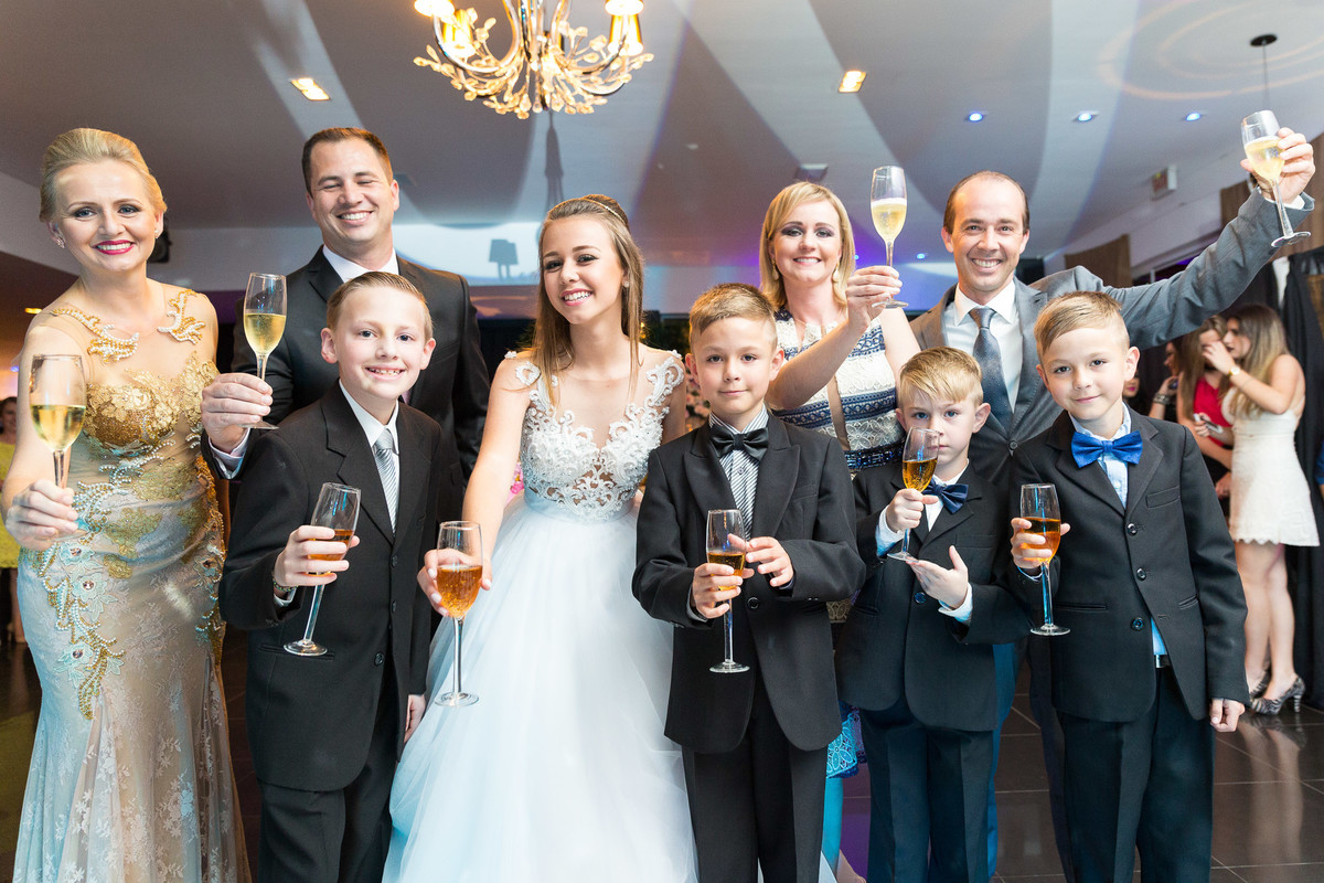 Brinde para a Aniversariante. Aniversário de 15 anos. Fotografia de Eduardo Pasqualini Fotógrafo profissional de ensaio e casamento em Rio do Sul, Santa Catarina, Brasil.