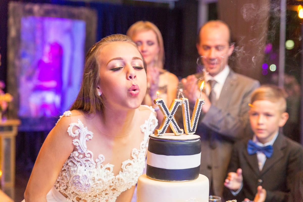 Sobra para apagar as velinhas. Aniversário de 15 anos. Fotografia de Eduardo Pasqualini Fotógrafo profissional de ensaio e casamento em Rio do Sul, Santa Catarina, Brasil.