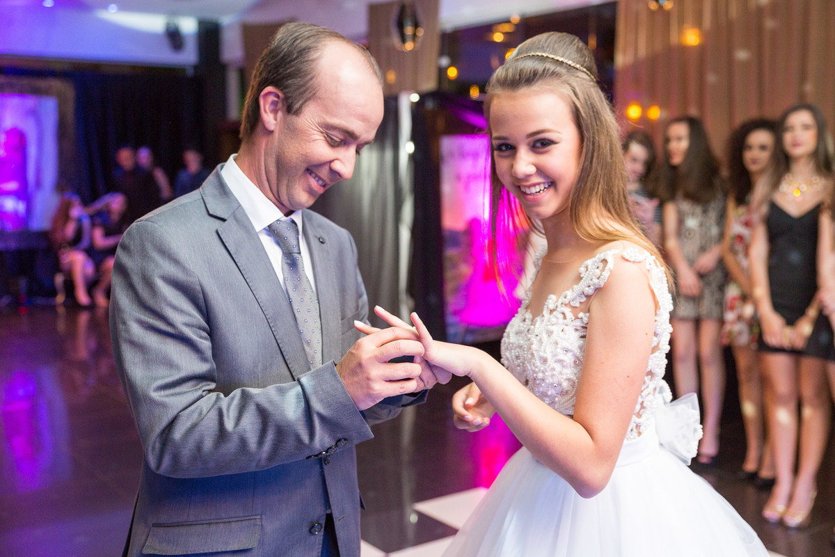 O Anel de debutante. Aniversário de 15 anos. Fotografia de Eduardo Pasqualini Fotógrafo profissional de ensaio e casamento em Rio do Sul, Santa Catarina, Brasil.