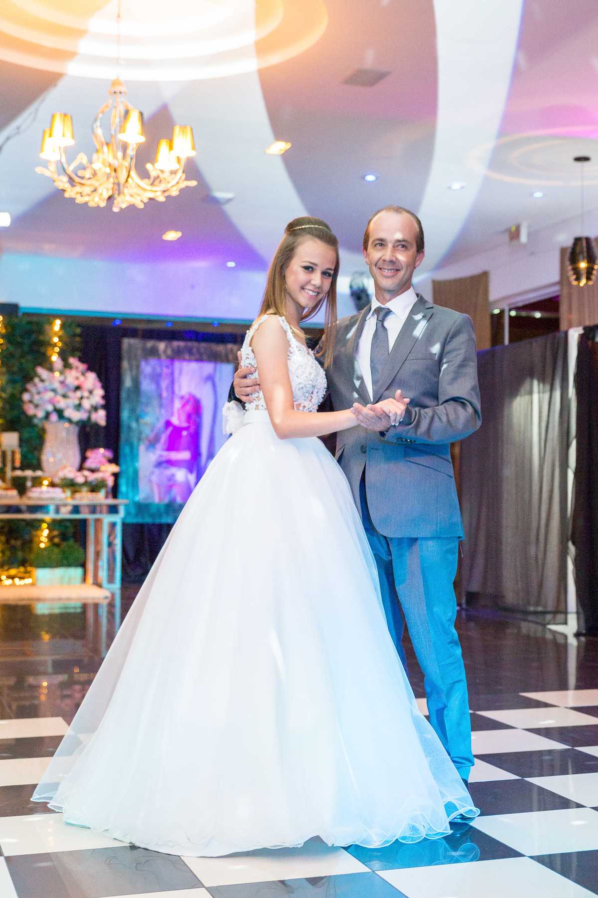 Uma valsa com o Pai. Aniversário de 15 anos. Fotografia de Eduardo Pasqualini Fotógrafo profissional de ensaio e casamento em Rio do Sul, Santa Catarina, Brasil.