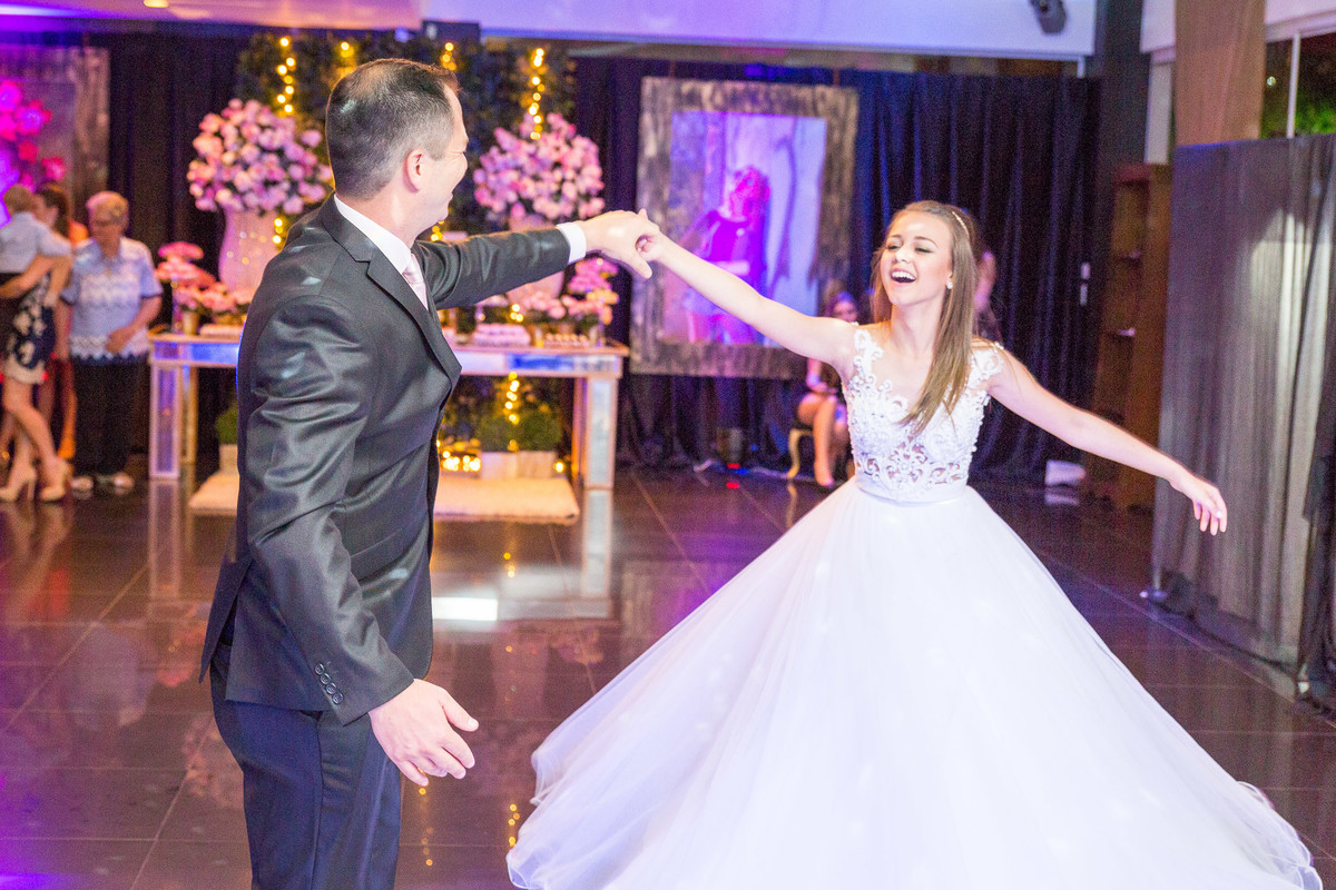 Dançar com seus convidados, Amanda em seu Aniversário de 15 anos. Fotografia de Eduardo Pasqualini Fotógrafo profissional de ensaio e casamento em Rio do Sul, Santa Catarina, Brasil.
