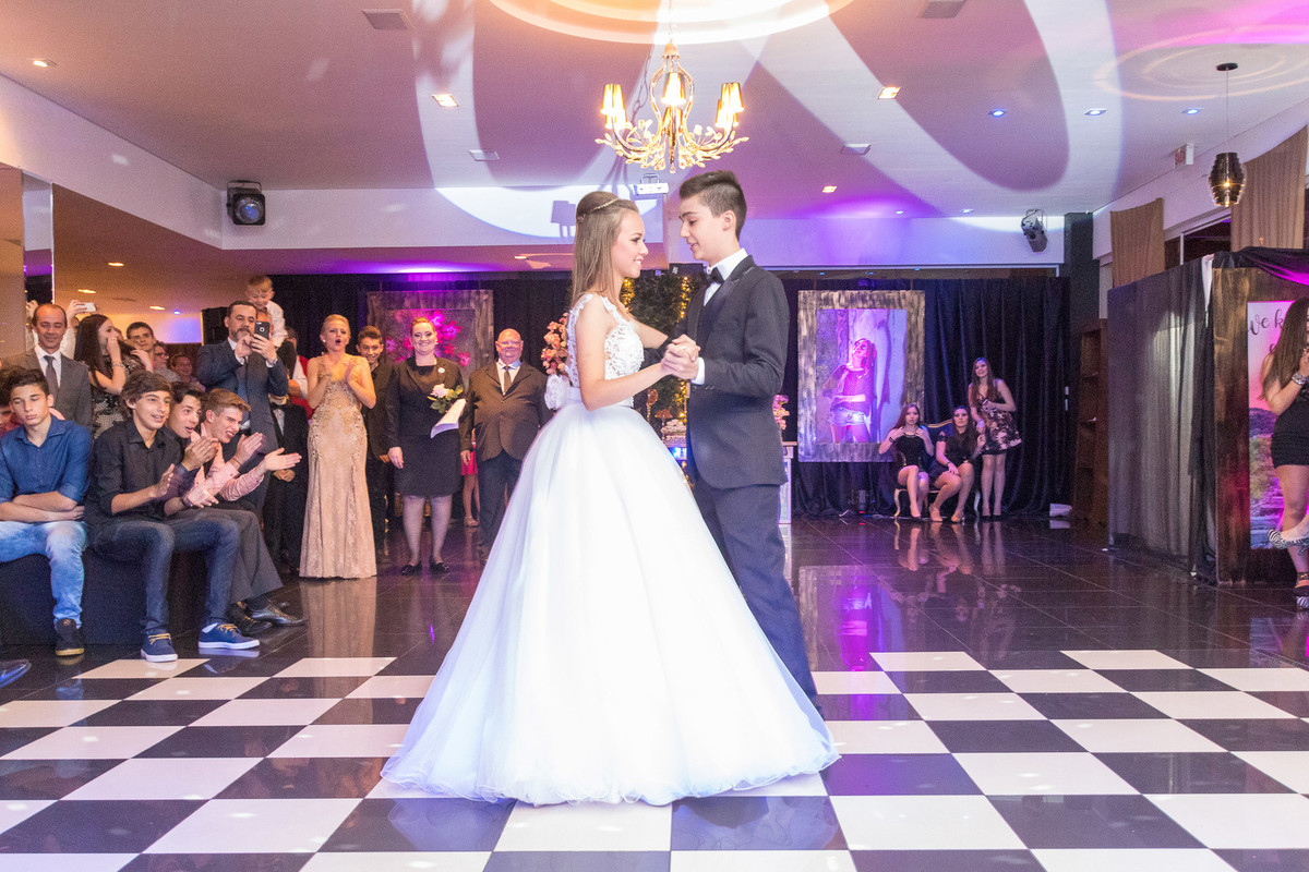 Valsa com o convidado especial. Aniversário de 15 anos. Fotografia de Eduardo Pasqualini Fotógrafo profissional de ensaio e casamento em Rio do Sul, Santa Catarina, Brasil.