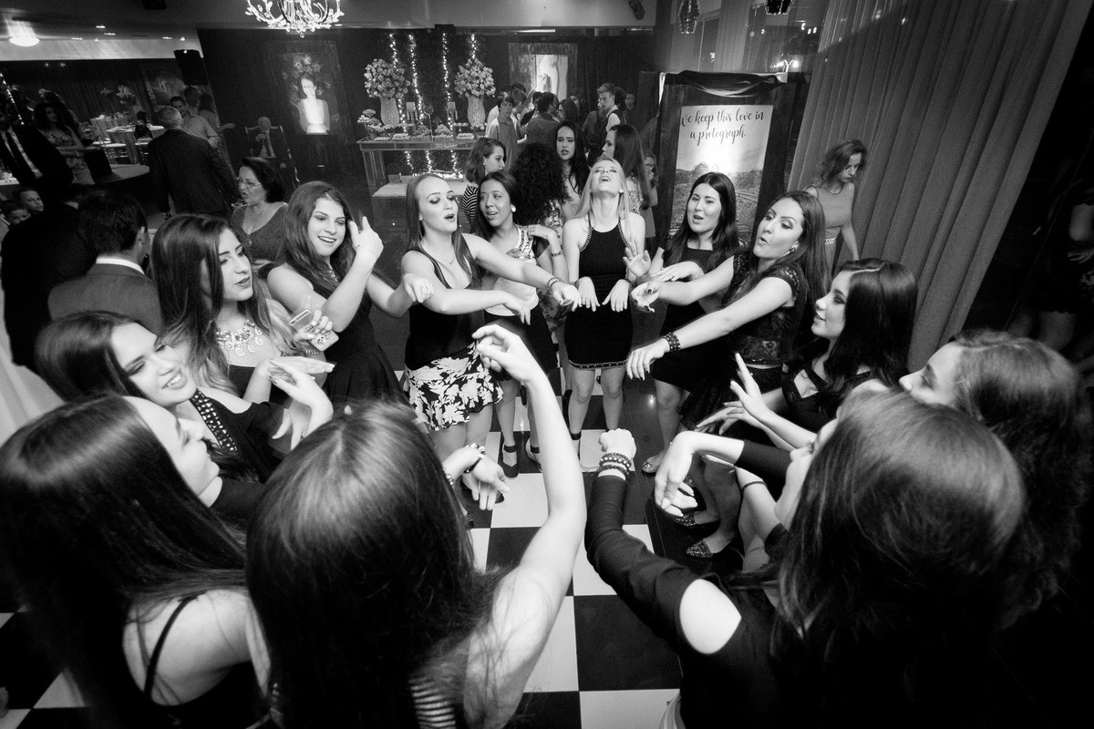 Meninas é sempre diversão e dança. Aniversário de 15 anos. Fotografia de Eduardo Pasqualini Fotógrafo profissional de ensaio e casamento em Rio do Sul, Santa Catarina, Brasil.