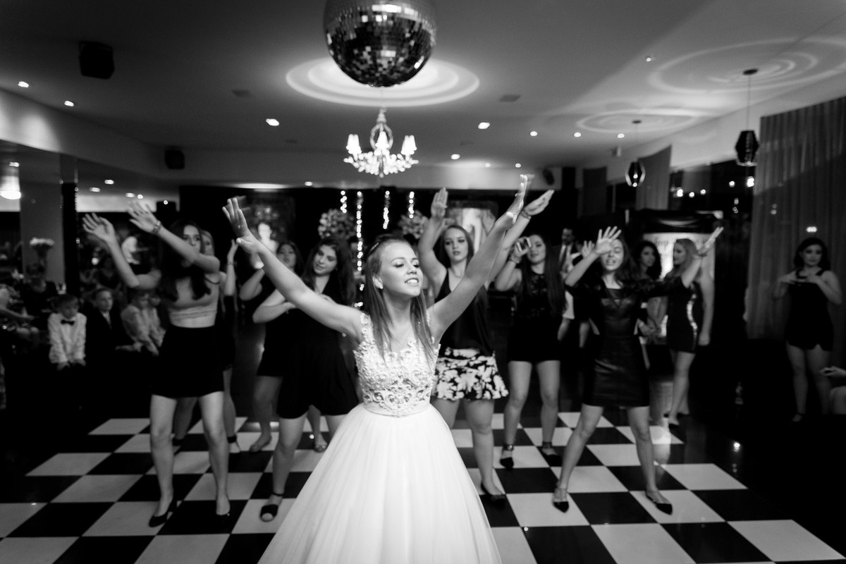Amanda coordenando as danças. Aniversário de 15 anos. Fotografia de Eduardo Pasqualini Fotógrafo profissional de ensaio e casamento em Rio do Sul, Santa Catarina, Brasil.