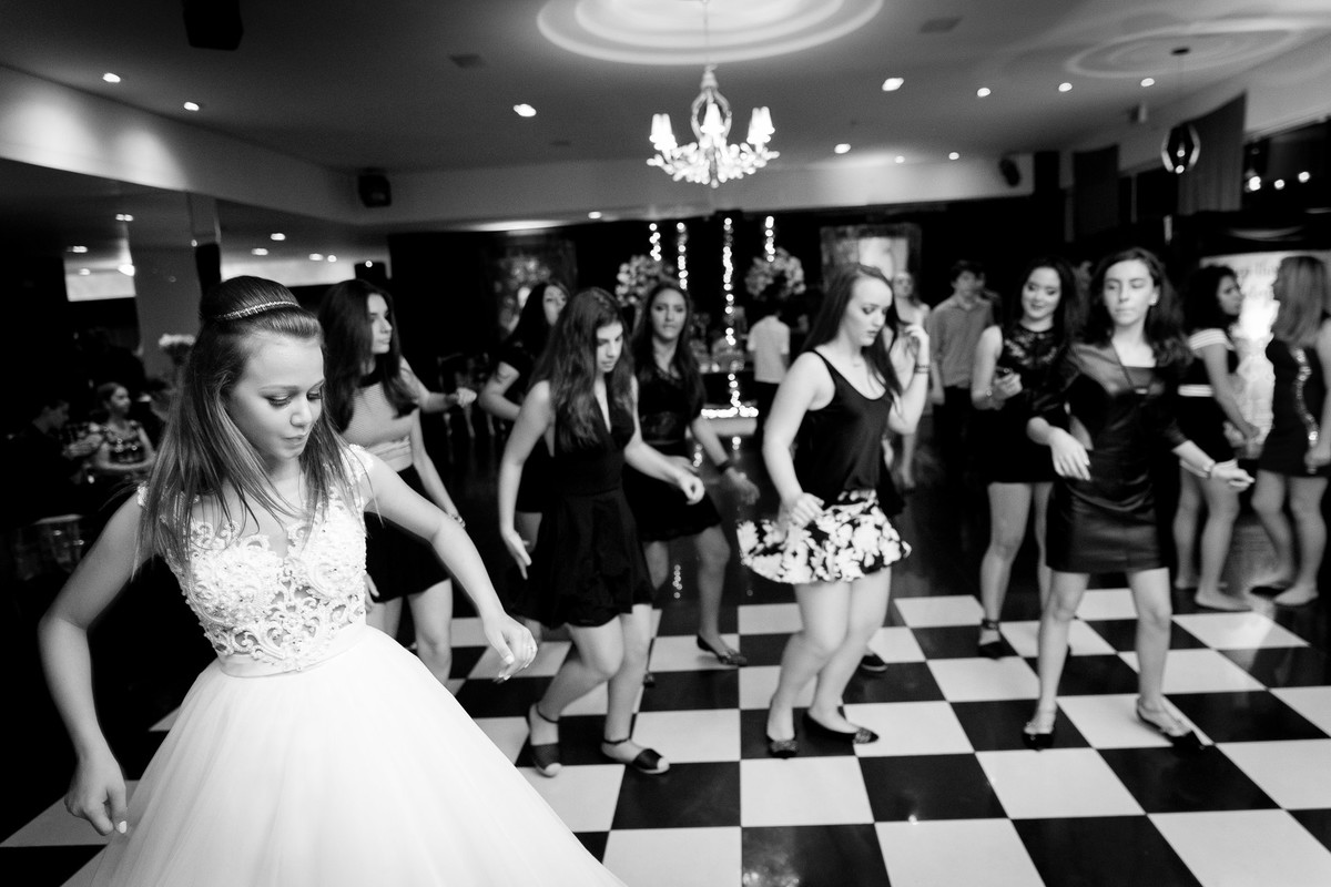 Coreografias é com Amanda e suas amigas. Aniversário de 15 anos. Fotografia de Eduardo Pasqualini Fotógrafo profissional de ensaio e casamento em Rio do Sul, Santa Catarina, Brasil.