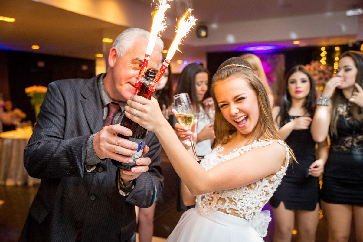 Traz aquela bebida de pisca. Aniversário de 15 anos. Fotografia de Eduardo Pasqualini Fotógrafo profissional de ensaio e casamento em Rio do Sul, Santa Catarina, Brasil.