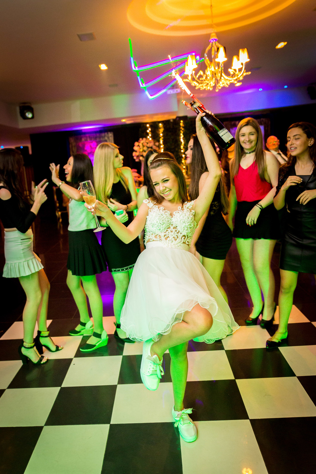 Espumante é o melhor jeito para comemorar. Aniversário de 15 anos. Fotografia de Eduardo Pasqualini Fotógrafo profissional de ensaio e casamento em Rio do Sul, Santa Catarina, Brasil.