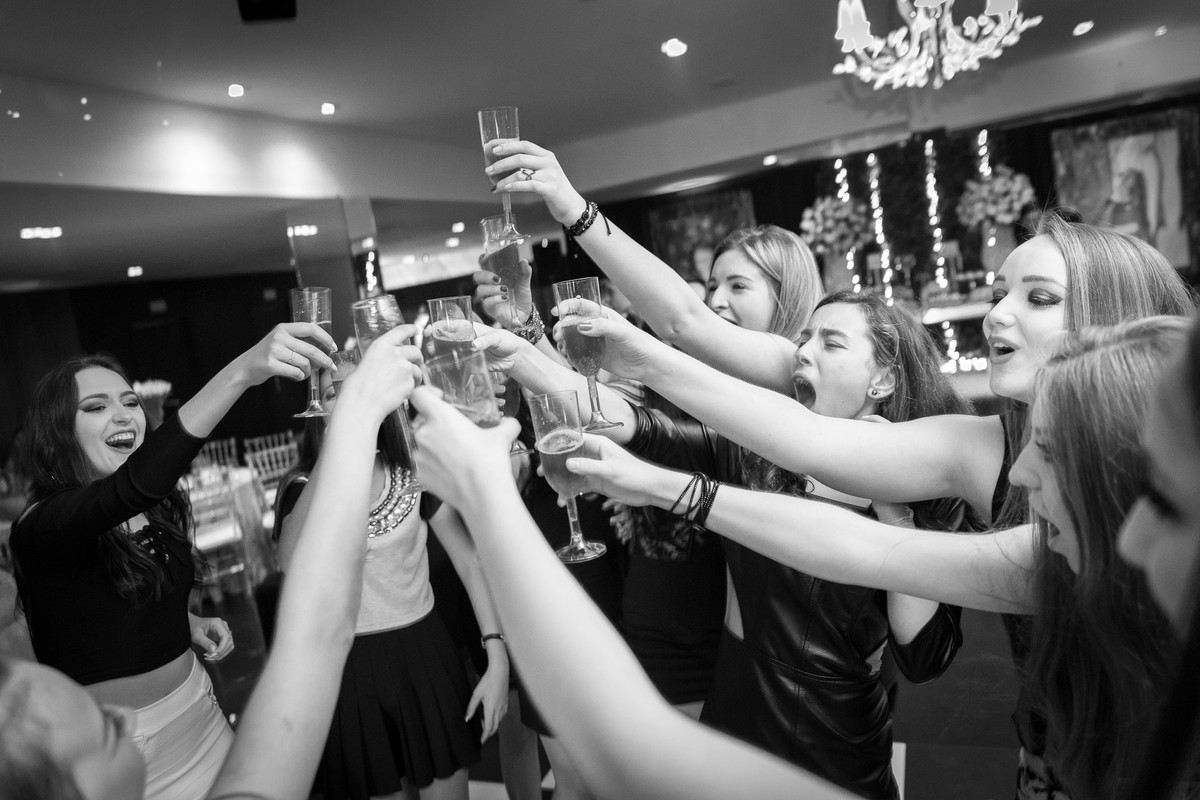 Brinde para a Amanda, só as meninas. Aniversário de 15 anos. Fotografia de Eduardo Pasqualini Fotógrafo profissional de ensaio e casamento em Rio do Sul, Santa Catarina, Brasil.