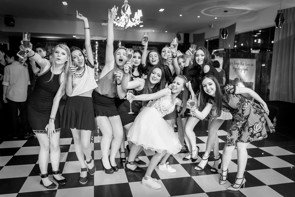 Agitando muito as garotas no Aniversário de 15 anos da Amanda. Fotografia de Eduardo Pasqualini Fotógrafo profissional de ensaio e casamento em Rio do Sul, Santa Catarina, Brasil.