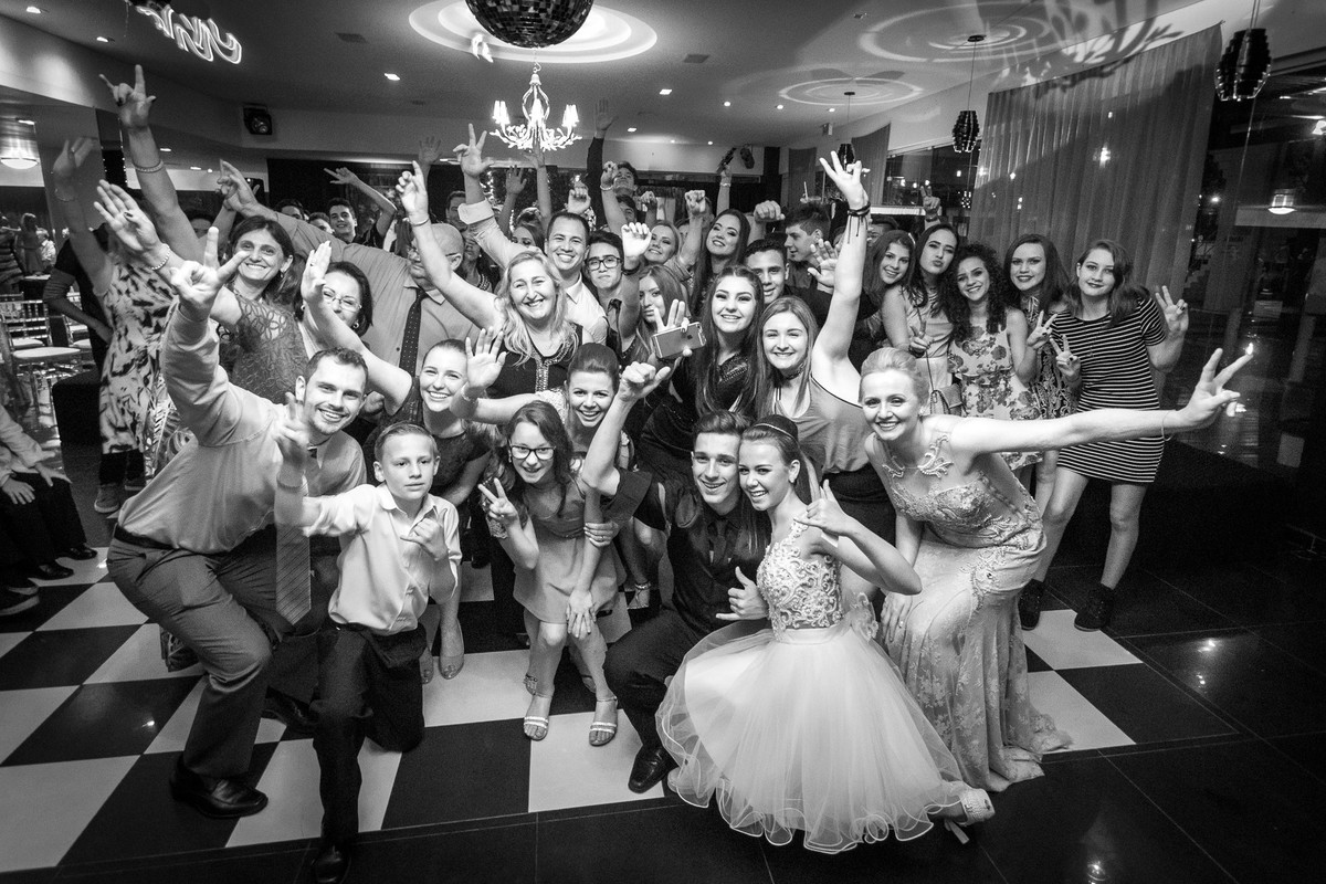 Todo mundo junto na festa da Amanda. Aniversário de 15 anos. Fotografia de Eduardo Pasqualini Fotógrafo profissional de ensaio e casamento em Rio do Sul, Santa Catarina, Brasil.