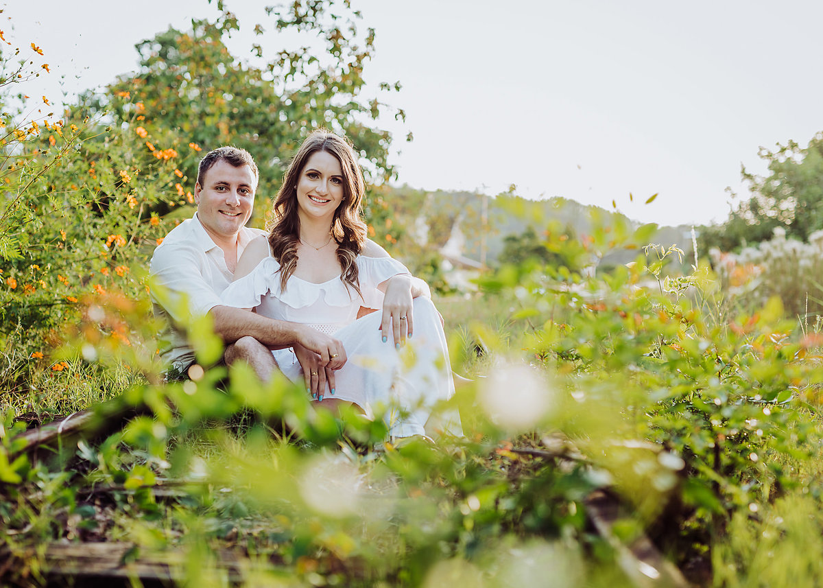 Juntos. Carine e Lyn. Ensaio Pre wedding, pre-casamento nos trilhos de trem, Fotografia de Eduardo Pasqualini, fotógrafo de casamento, família e ensaios em Rio do Sul, Santa Catarina.