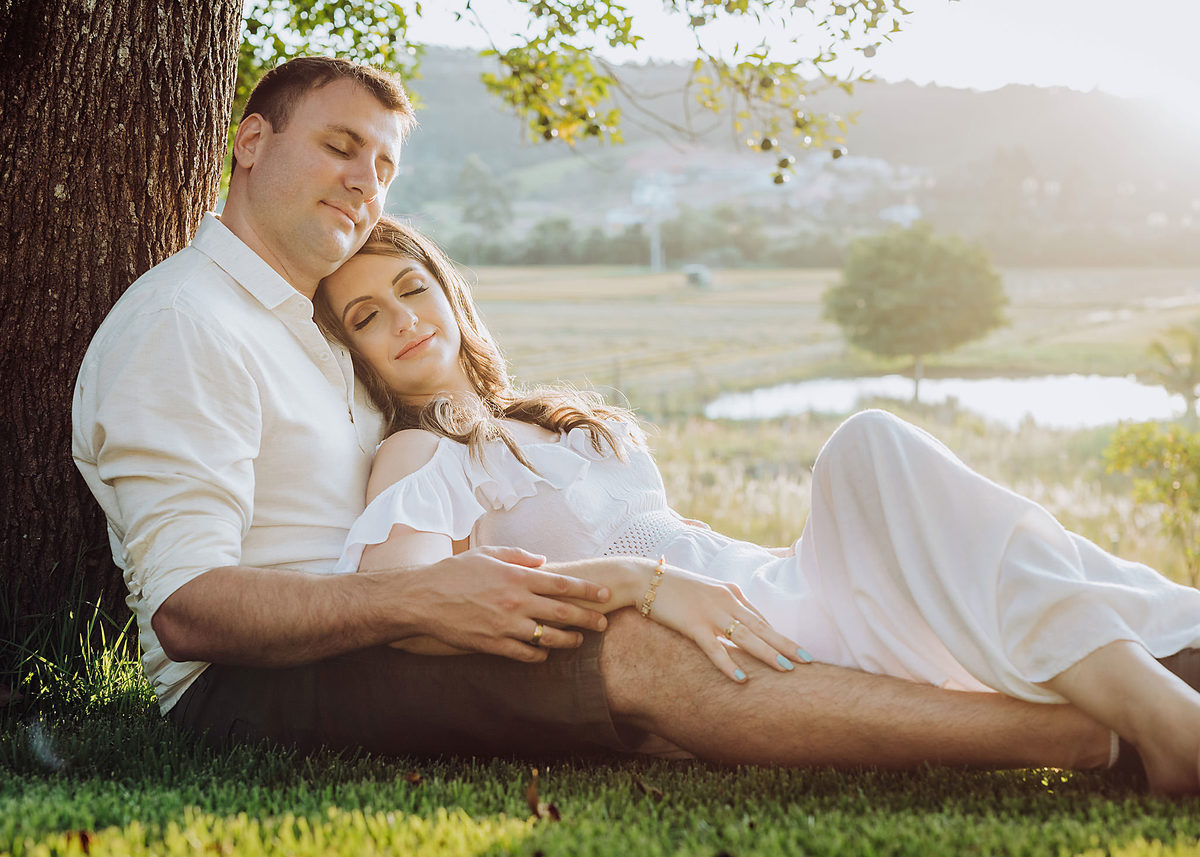 Descanso com meu amor... Carine e Lyn. Ensaio Pre wedding, pre-casamento nos trilhos de trêm, Fotografia de Eduardo Pasqualini, fotógrafo de casamento, família e ensaios em Rio do Sul, Santa Catarina.
