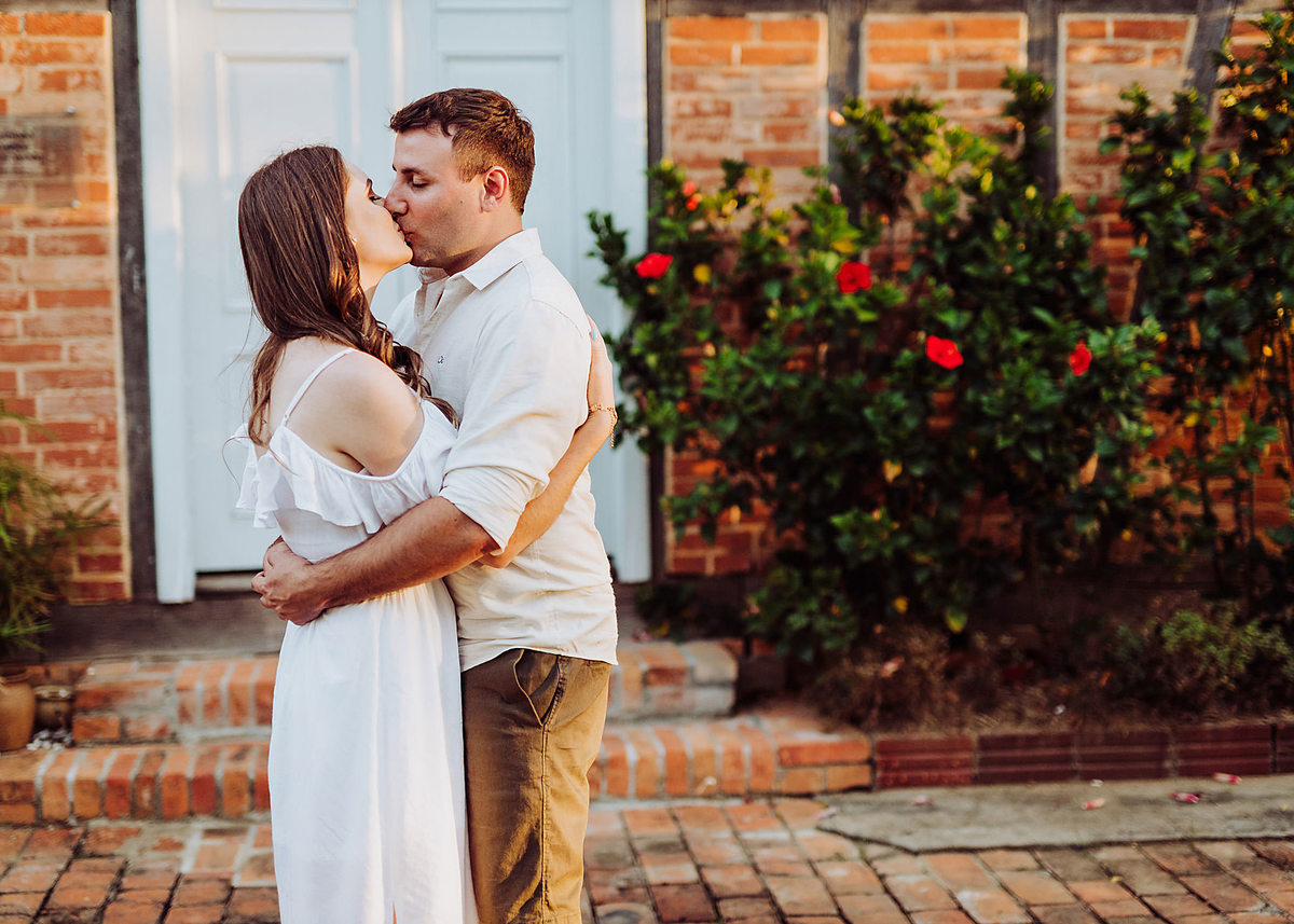 Entre beijos. Carine e Lyn. Ensaio Pre wedding, pre-casamento em casa antiga Germânica, Fotografia de Eduardo Pasqualini, fotógrafo de casamento, família e ensaios em Rio do Sul, Santa Catarina.