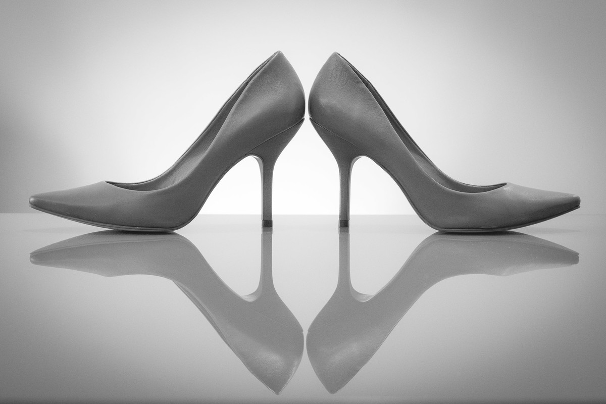 Sapatos da noiva com lindo reflexo. Fotografia de Eduardo Pasqualini, fotógrafo de casamentos e ensaios em Rio do Sul, Santa Catarina.