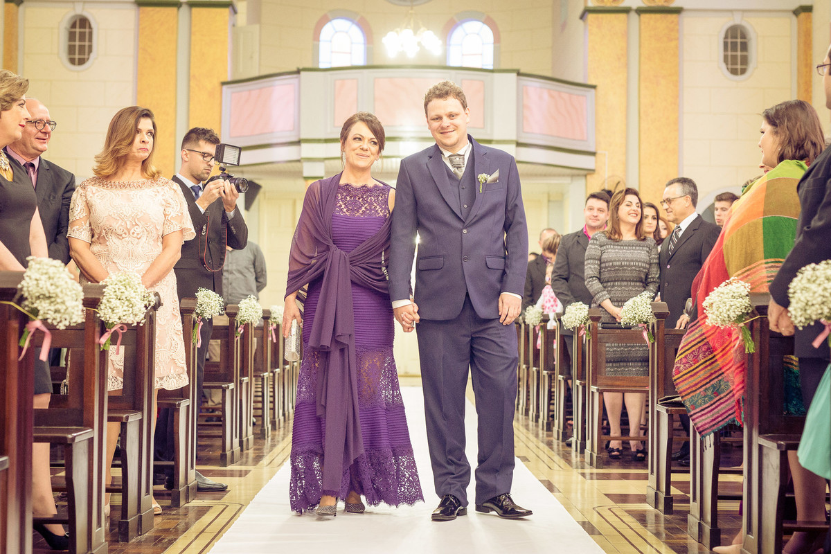 Noivo e sua mãe entrando na igreja. Fotografia de Eduardo Pasqualini, fotógrafo de casamentos e ensaios em Rio do Sul, Santa Catarina.