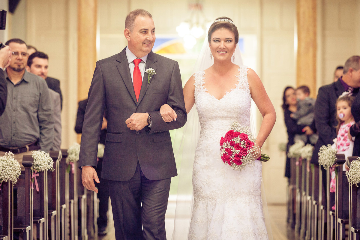 Noiva e seu pai entrando na igreja. Fotografia de Eduardo Pasqualini, fotógrafo de casamentos e ensaios em Rio do Sul, Santa Catarina.