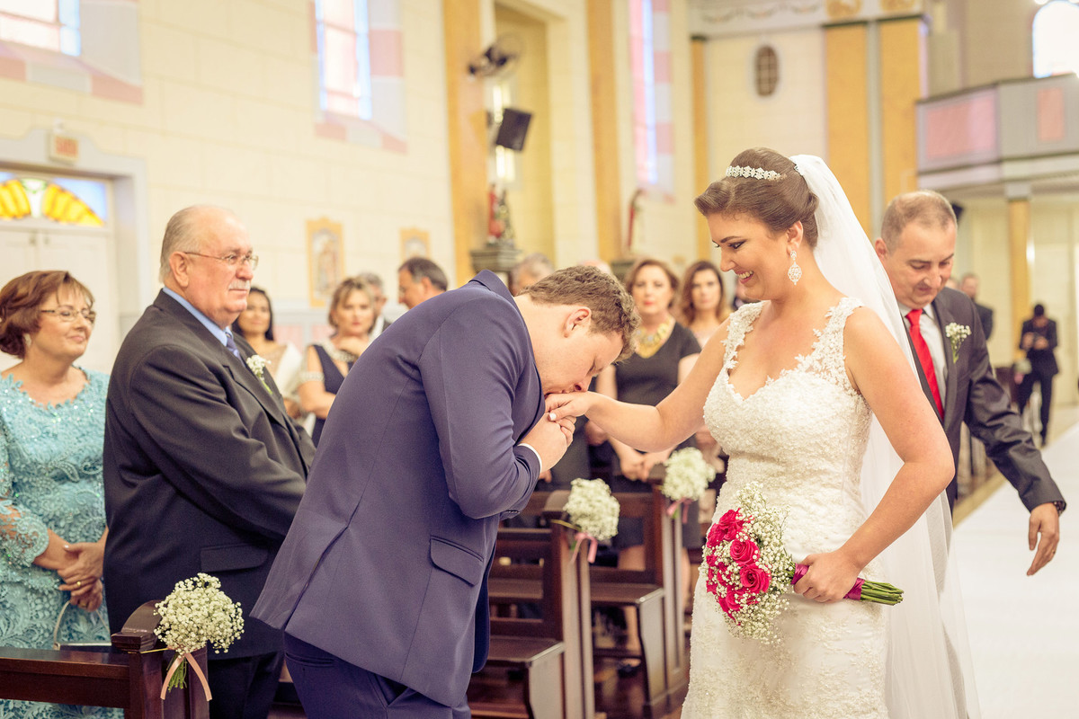 Noivo recebe com beijo na mão sua noiva Djenifer. Fotografia de Eduardo Pasqualini, fotógrafo de casamentos e ensaios em Rio do Sul, Santa Catarina.