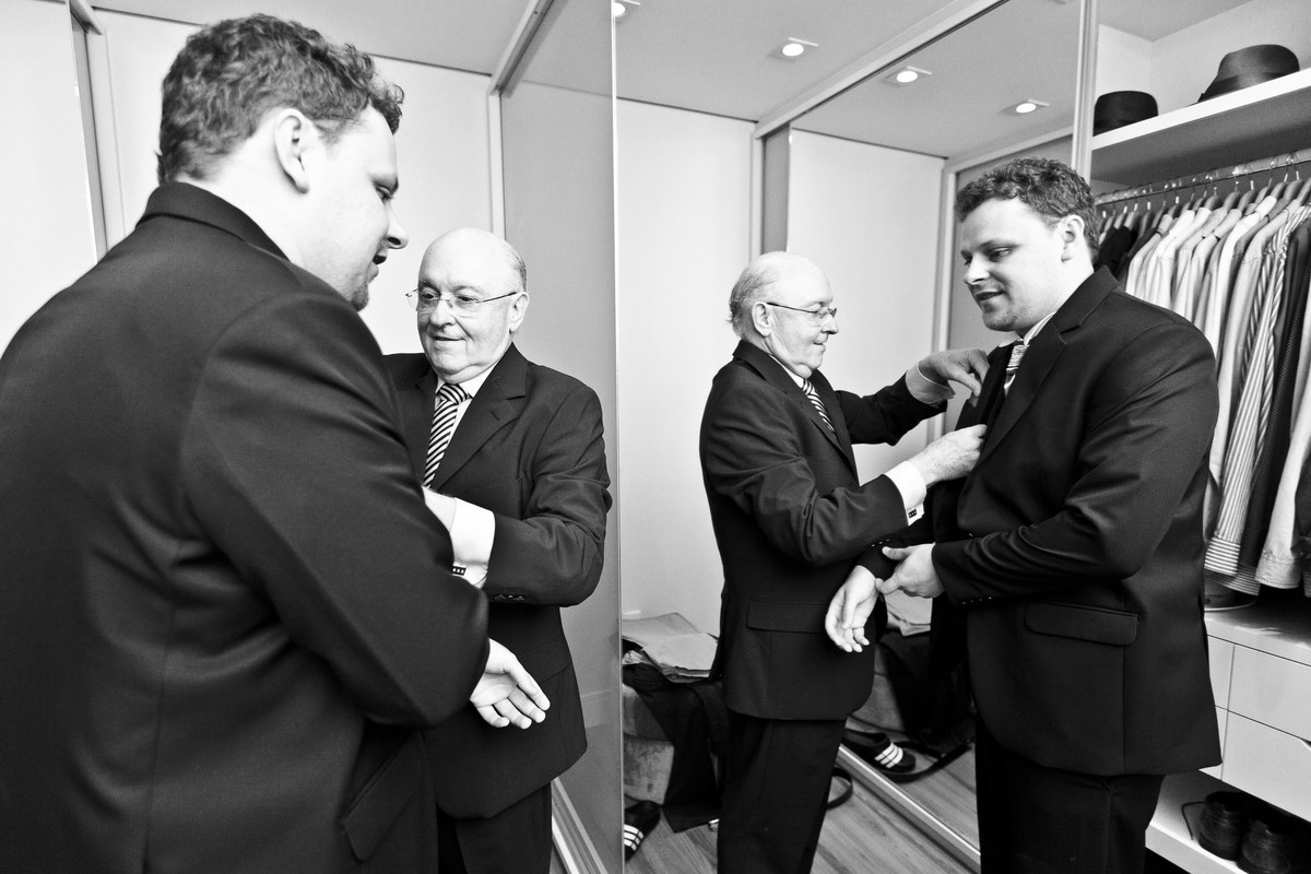 Papai ajeitando o noivo para o casamento. Fotografia de Eduardo Pasqualini, fotógrafo de casamentos e ensaios em Rio do Sul, Santa Catarina.