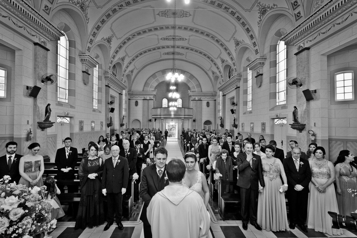 Igreja cheia no casamento de Djenifer e Gregório. Fotografia de Eduardo Pasqualini, fotógrafo de casamentos e ensaios em Rio do Sul, Santa Catarina.