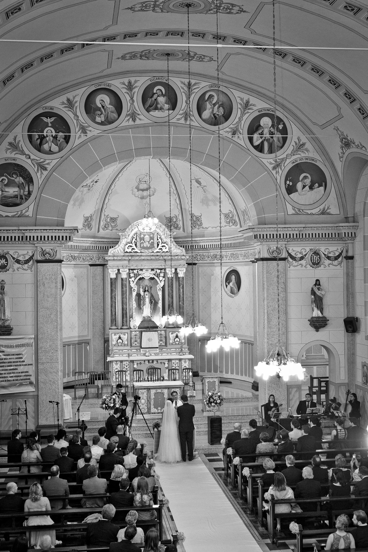 Maravilhosa igreja no casamento de Djenifer e Gregório. Fotografia de Eduardo Pasqualini, fotógrafo de casamentos e ensaios em Rio do Sul, Santa Catarina.