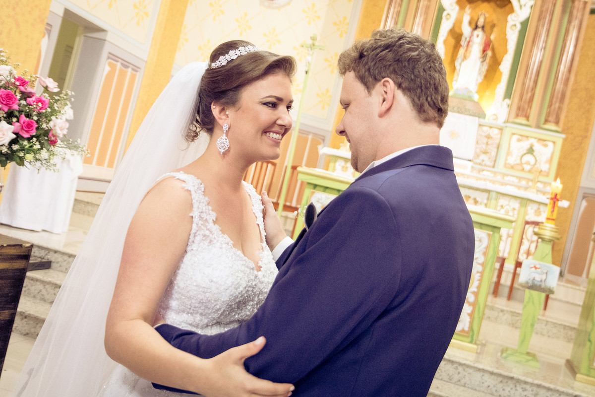 Sorrisos e muita felicidade dos recém casados. Fotografia de Eduardo Pasqualini, fotógrafo de casamentos e ensaios em Rio do Sul, Santa Catarina.