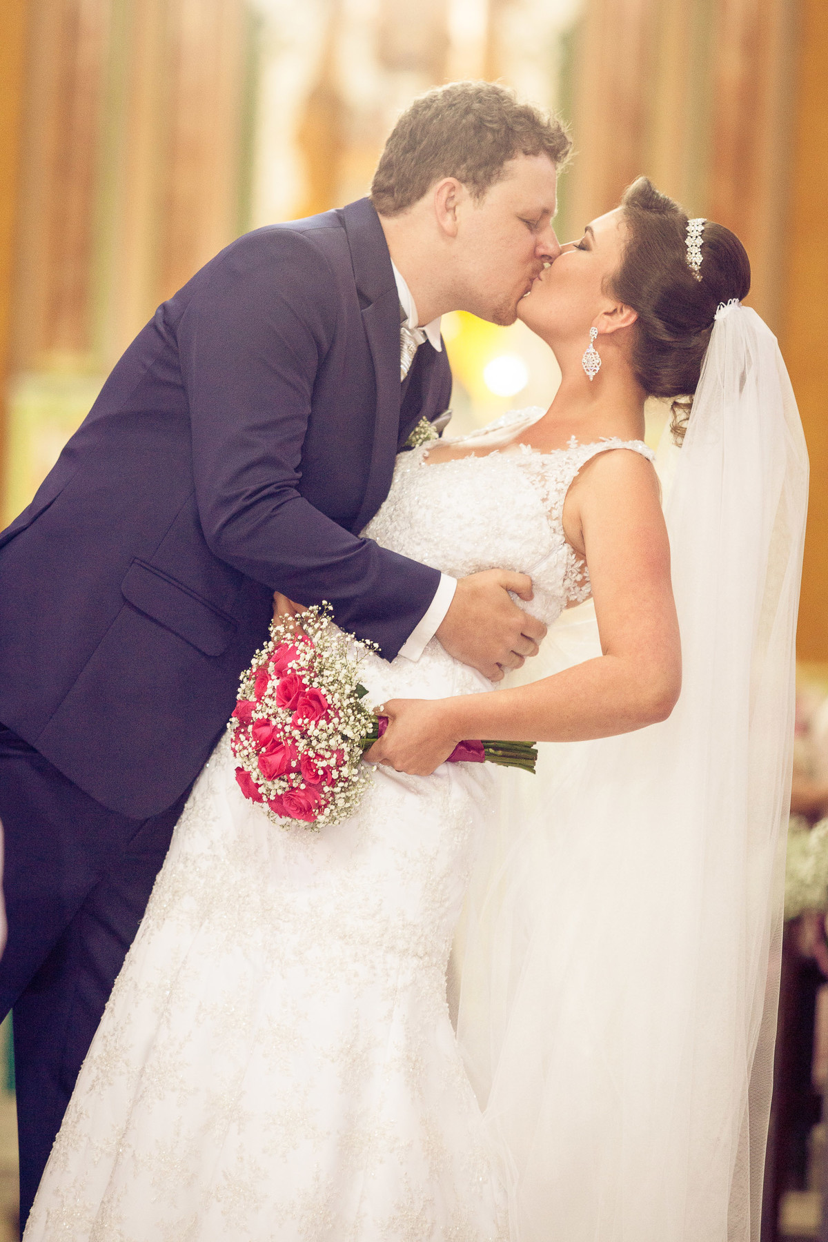 O beijo dos noivos Djenifer e Gregório. Fotografia de Eduardo Pasqualini, fotógrafo de casamentos e ensaios em Rio do Sul, Santa Catarina.