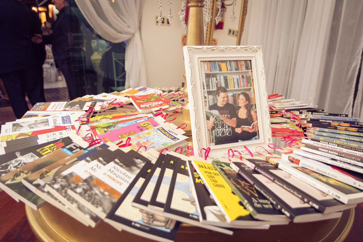 Lembrancinhas de casamento para instrução e diversão. Fotografia de Eduardo Pasqualini, fotógrafo de casamentos e ensaios em Rio do Sul, Santa Catarina.