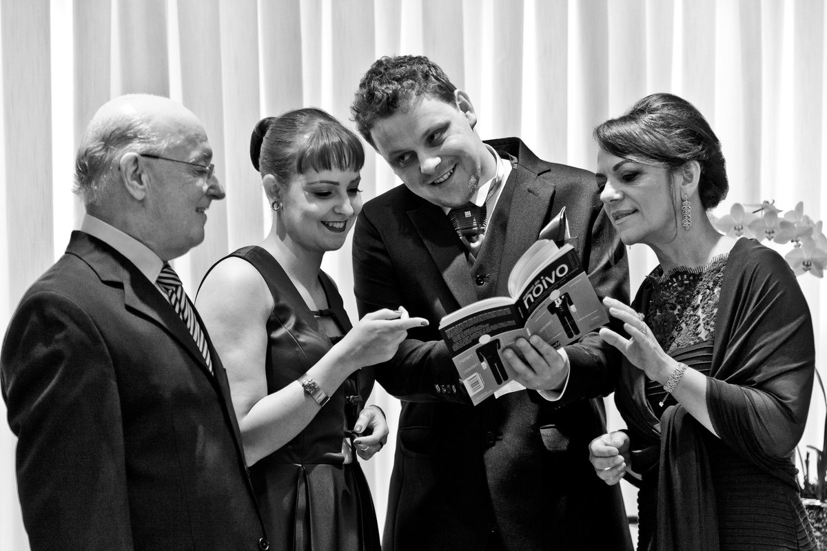 Família vendo o livro Manual do Noivo. Fotografia de Eduardo Pasqualini, fotógrafo de casamentos e ensaios em Rio do Sul, Santa Catarina.