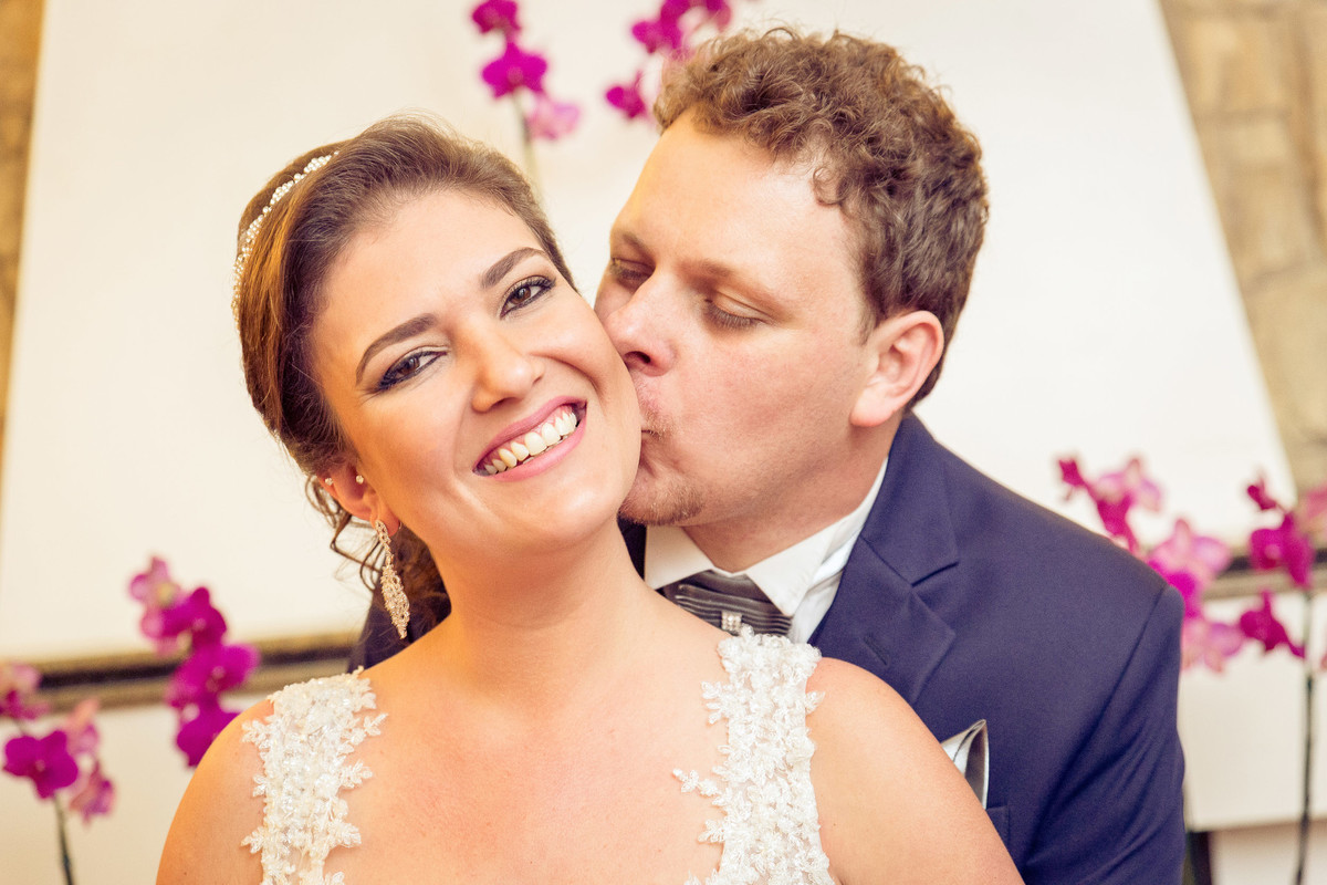 Carinhoso esse noivo. Fotografia de Eduardo Pasqualini, fotógrafo de casamentos e ensaios em Rio do Sul, Santa Catarina.